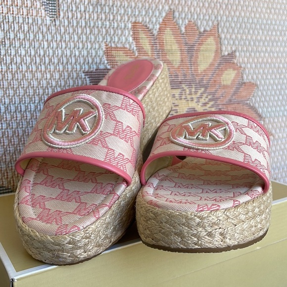 MICHAEL KORS SADLER WEDGE
MK OUTLINE JQD/EMB MK
TEA ROSE
49S3SDFA1Y - Picture 8 of 16